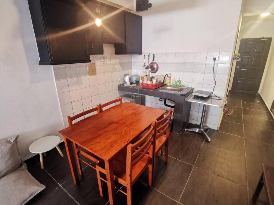 JUNE HOMESTAY API API APARTMENT BESIDE CENTRE POINT STUDIO 3Pax
