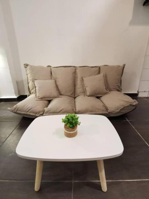 JUNE HOMESTAY API API APARTMENT BESIDE CENTRE POINT STUDIO 3Pax