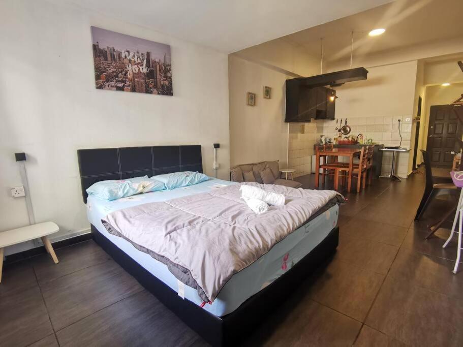 JUNE HOMESTAY API API APARTMENT BESIDE CENTRE POINT STUDIO 3Pax