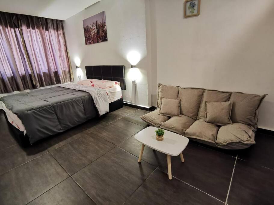 JUNE HOMESTAY API API APARTMENT BESIDE CENTRE POINT STUDIO 3Pax