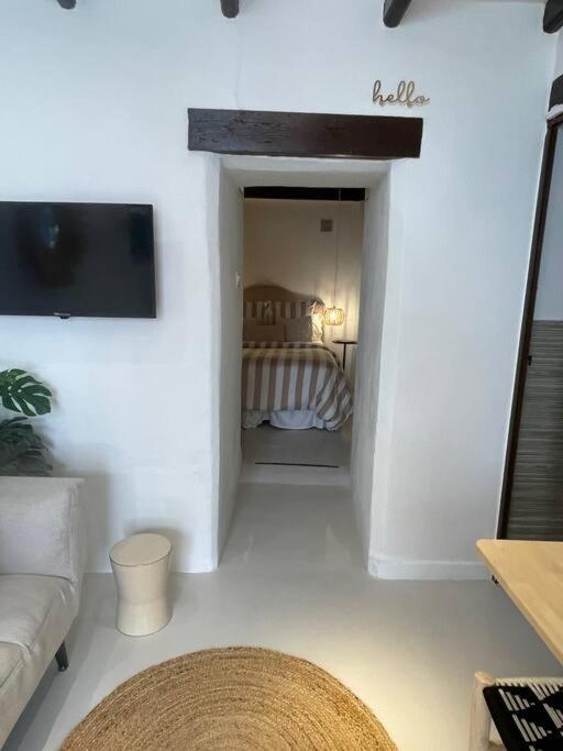 Cozy 1-Bdrm Apt in City Center view 2