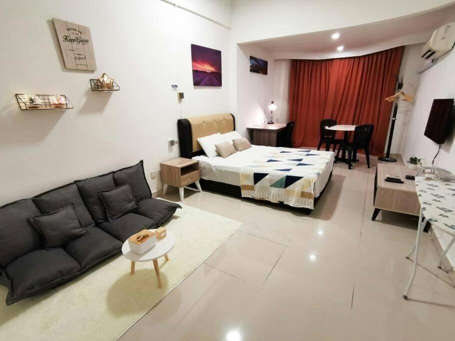 JUNE HOMESTAY API API APARTMENT BESIDE CENTRE POINT STUDIO 3Pax