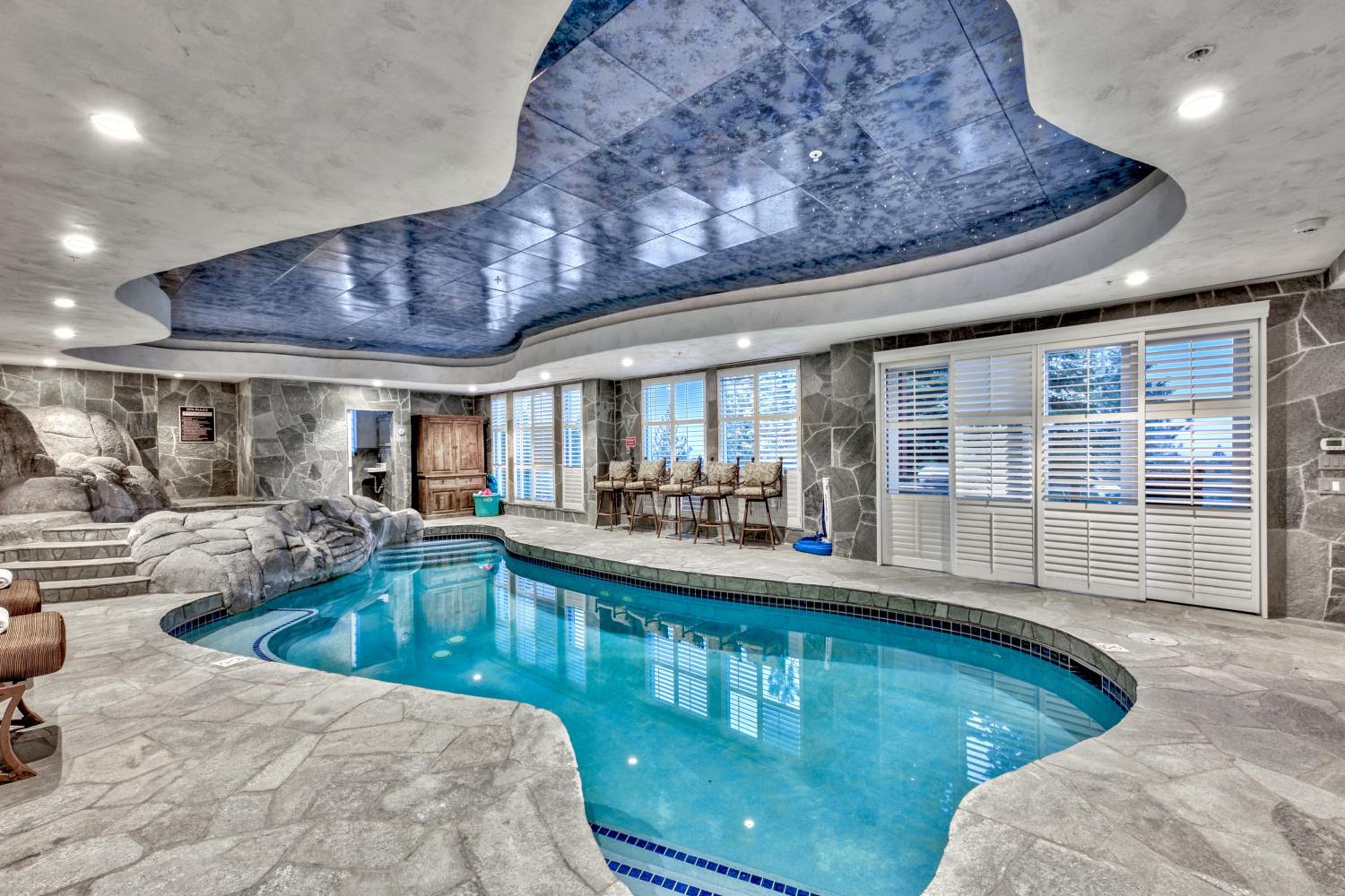 Luxe10 Bear Claw Estate Lakeview W Pool view 2