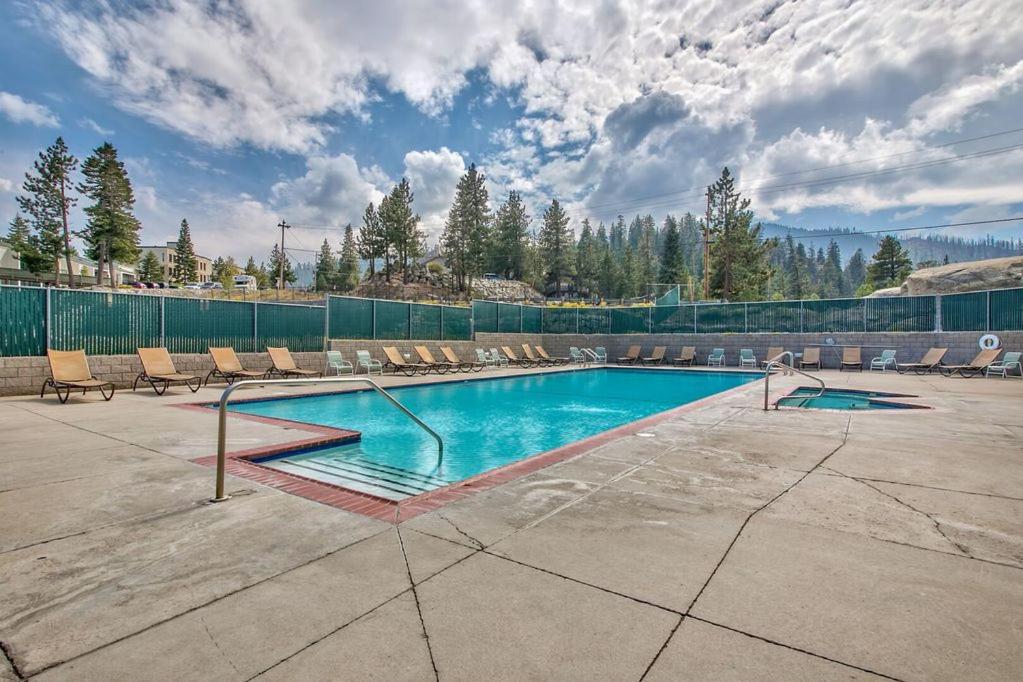 Stateline Vacations - Luxe11 blue diamond VIP mega lodge lake tahoe - Property Image 4