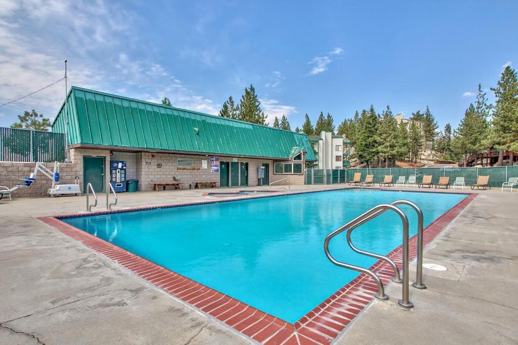 Stateline Vacations - Luxe11 blue diamond VIP mega lodge lake tahoe - Property Image 38