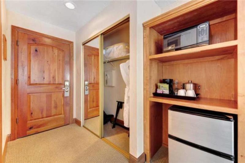 Ski In, Ski Out Studio Condo In The Heart Of Lionshead Village With Hot Tub And Pool Access