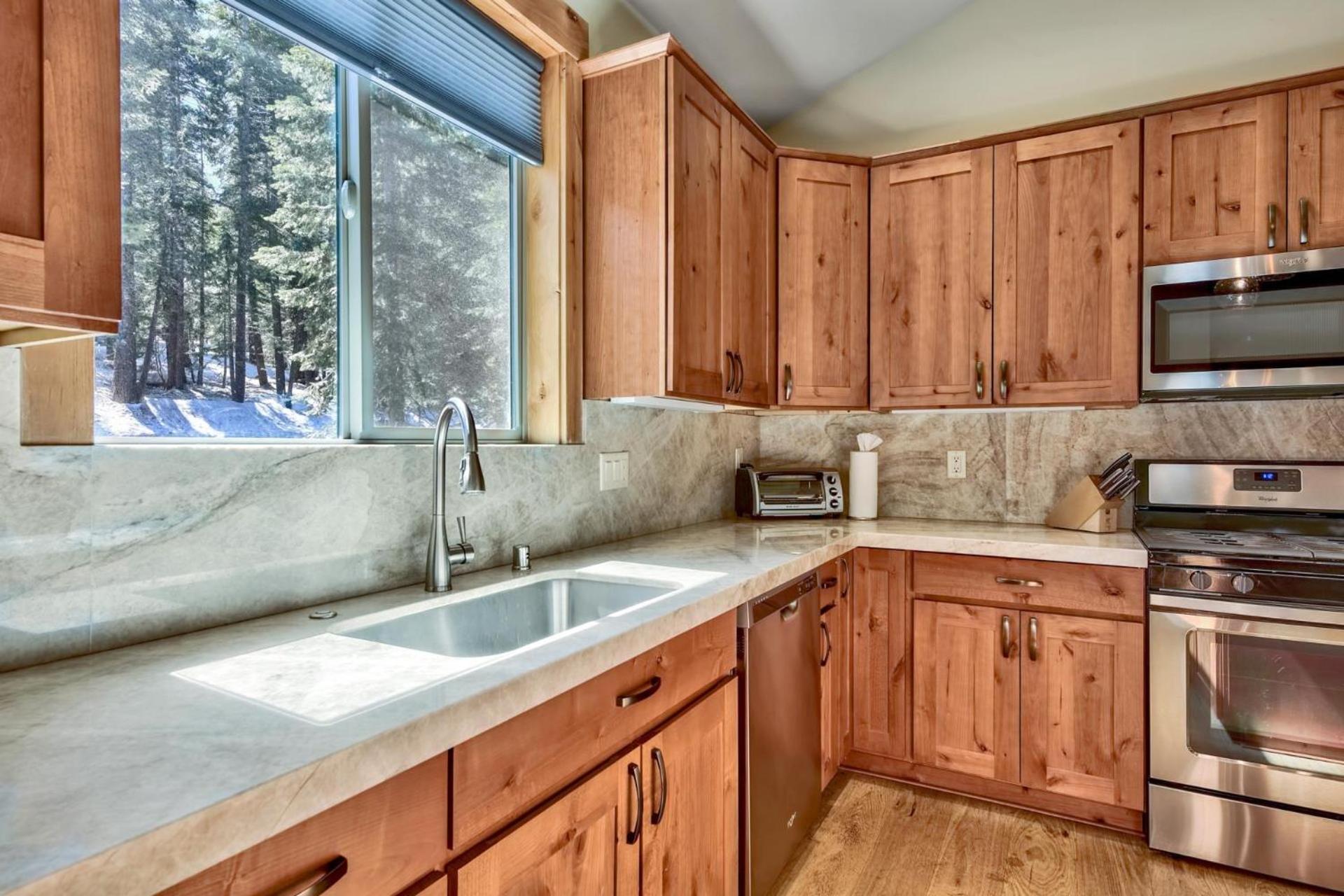 Lx22 Lake Tahoe north shore 4 bed cabin hot tub - Property Image 24