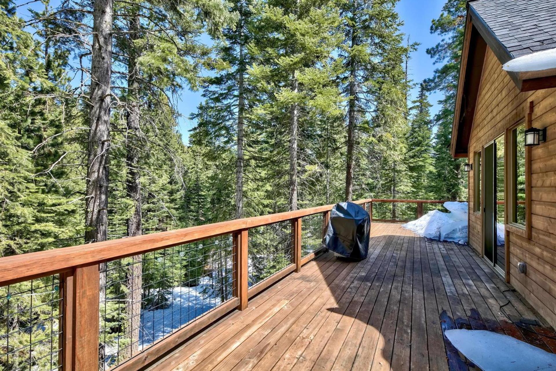 Lx22 Lake Tahoe north shore 4 bed cabin hot tub - Property Image 2