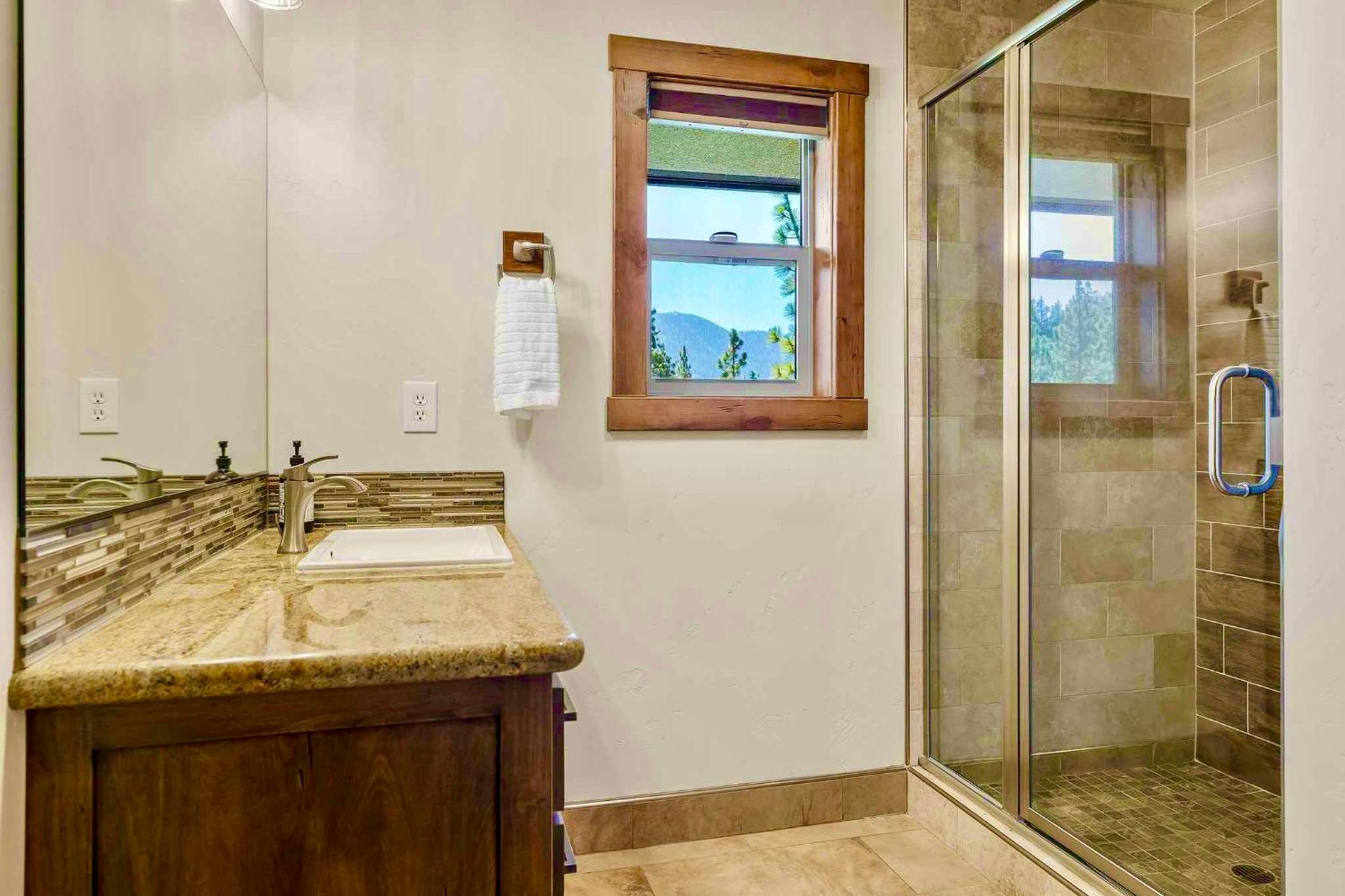 LX33 Lake Tahoe Villa with Gameroom Hot tub Sauna - Property Image 12