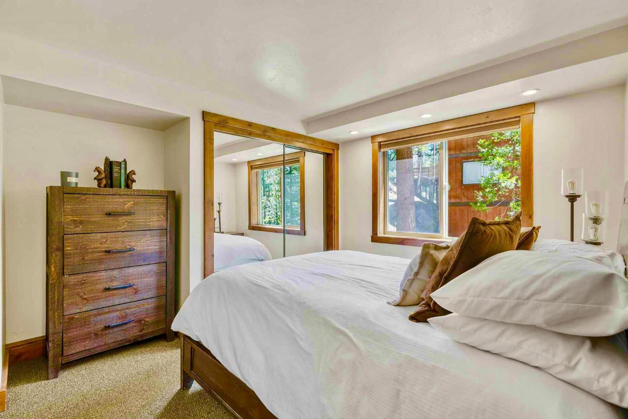LX33 Lake Tahoe Villa with Gameroom Hot tub Sauna - Property Image 3