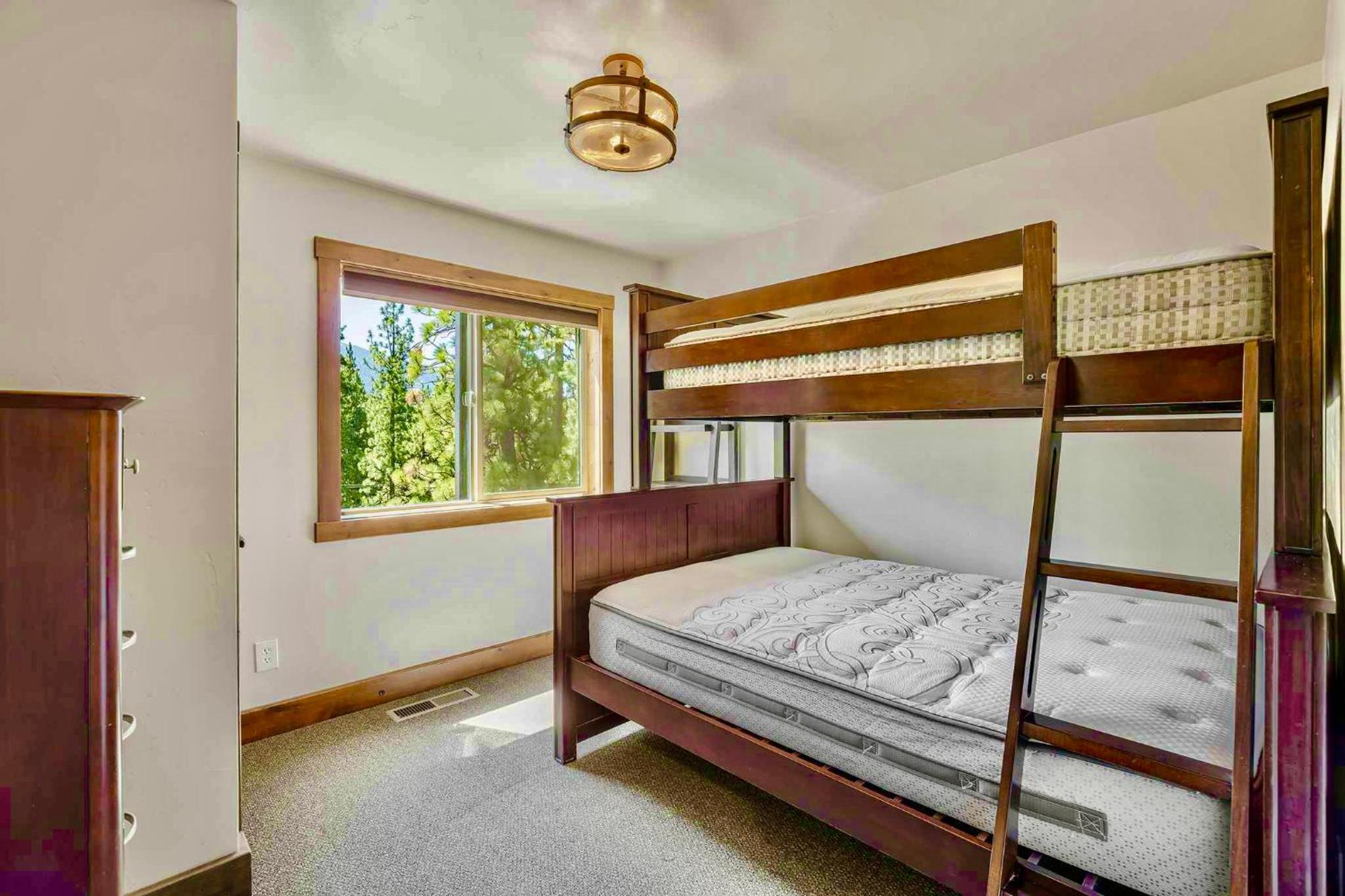 LX33 Lake Tahoe Villa with Gameroom Hot tub Sauna - Property Image 4