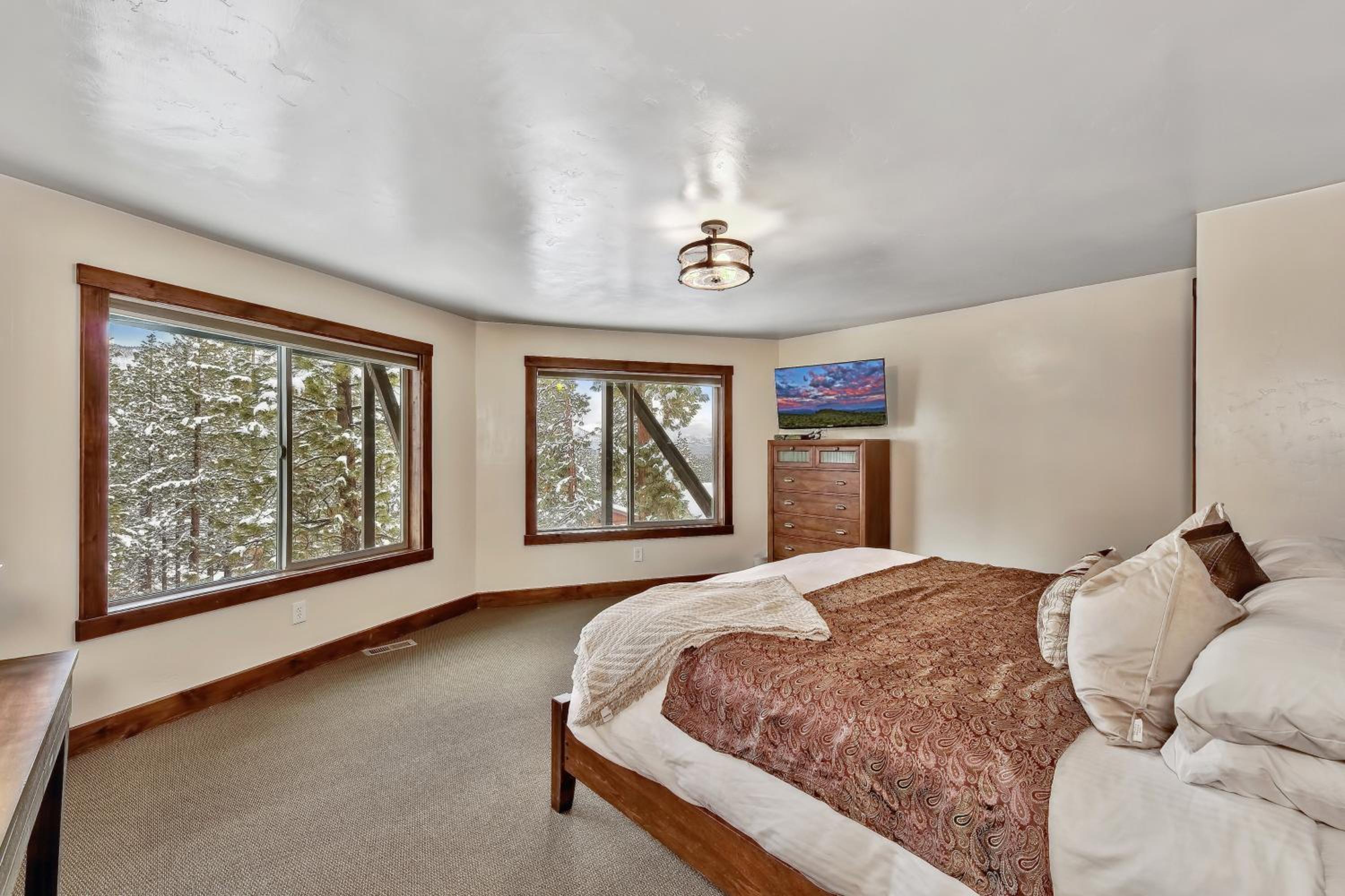 LX33 Lake Tahoe Villa with Gameroom Hot tub Sauna - Property Image 5