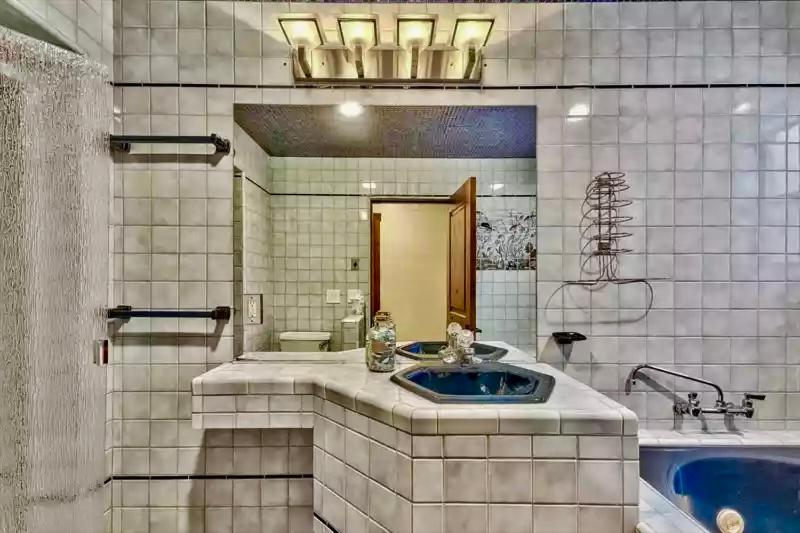 LX33 Lake Tahoe Villa with Gameroom Hot tub Sauna - Property Image 11