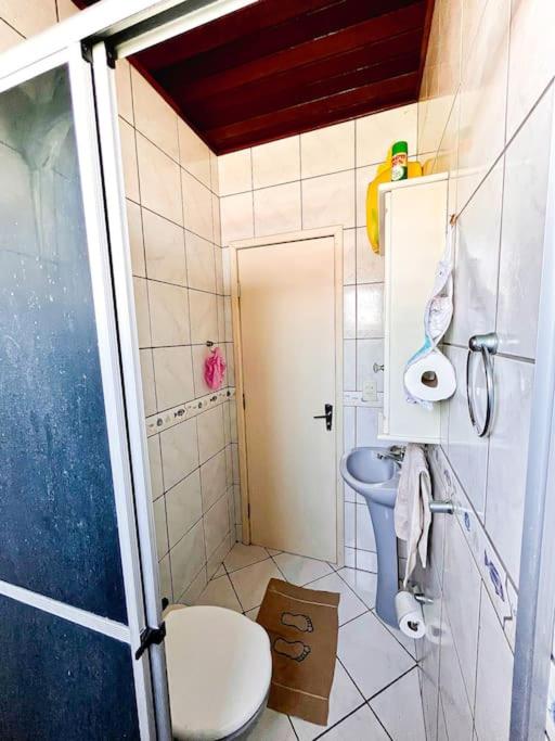 Apto familiar com piscina, ar condicionado, churrasqueira, garagem e quintal à 450m da praia