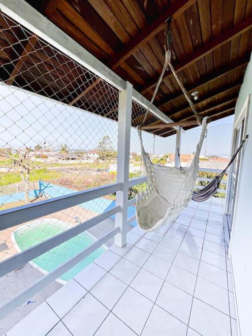 Apto familiar com piscina, ar condicionado, churrasqueira, garagem e quintal à 450m da praia