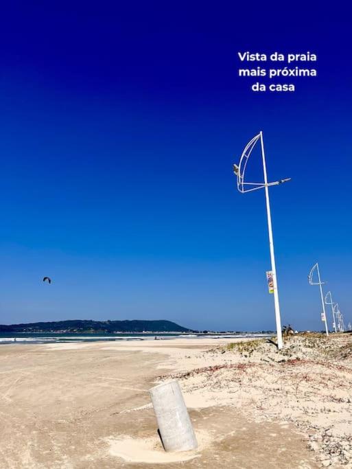 Apto familiar com piscina, ar condicionado, churrasqueira, garagem e quintal à 450m da praia