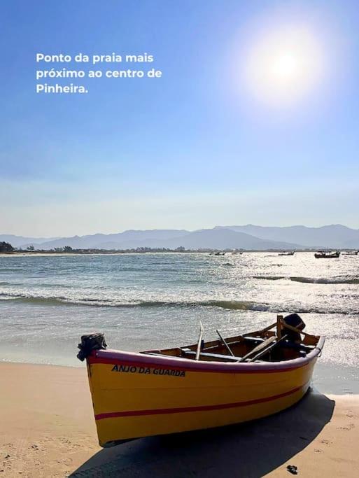 Apto familiar com piscina, ar condicionado, churrasqueira, garagem e quintal à 450m da praia
