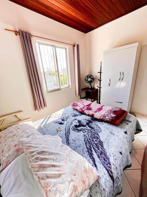 Apto familiar com piscina, ar condicionado, churrasqueira, garagem e quintal à 450m da praia
