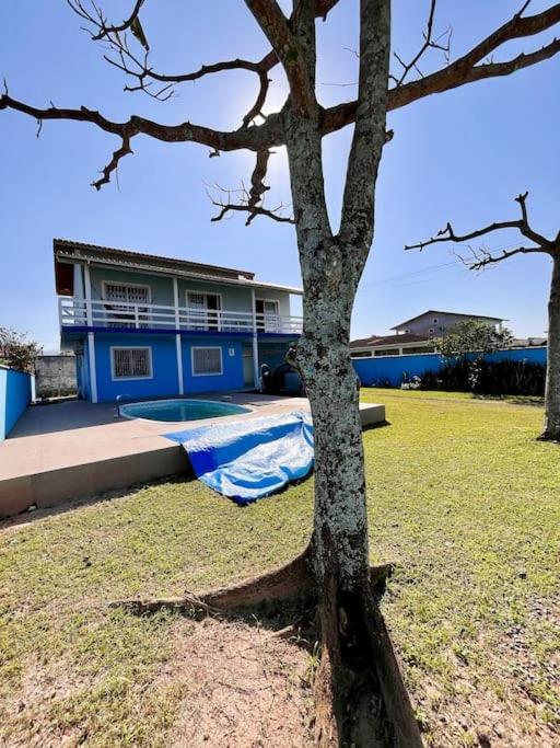 Apto familiar com piscina, ar condicionado, churrasqueira, garagem e quintal à 450m da praia