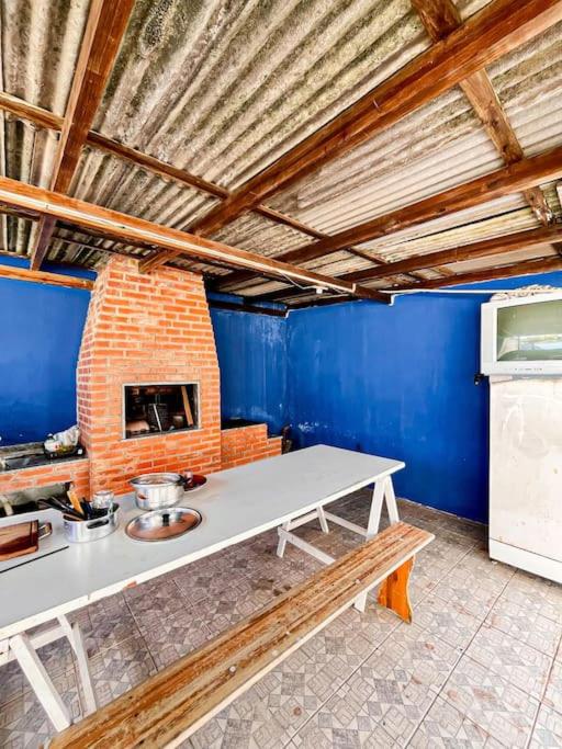 Apto familiar com piscina, ar condicionado, churrasqueira, garagem e quintal à 450m da praia