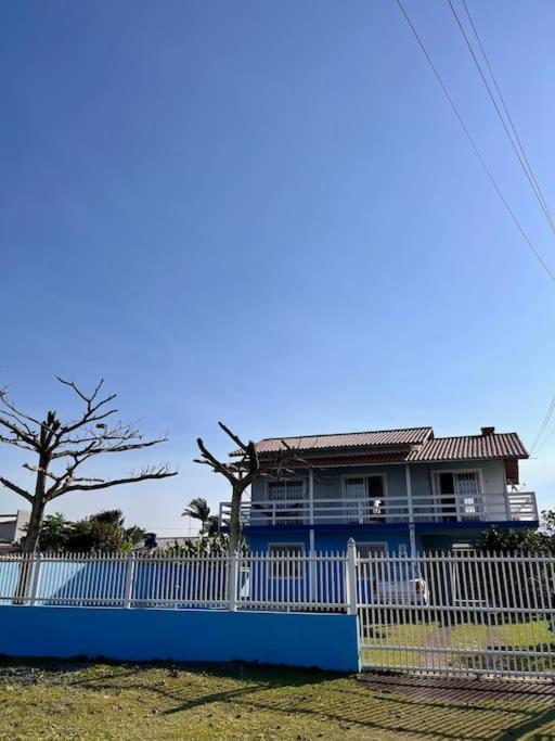 Apto familiar com piscina, ar condicionado, churrasqueira, garagem e quintal à 450m da praia