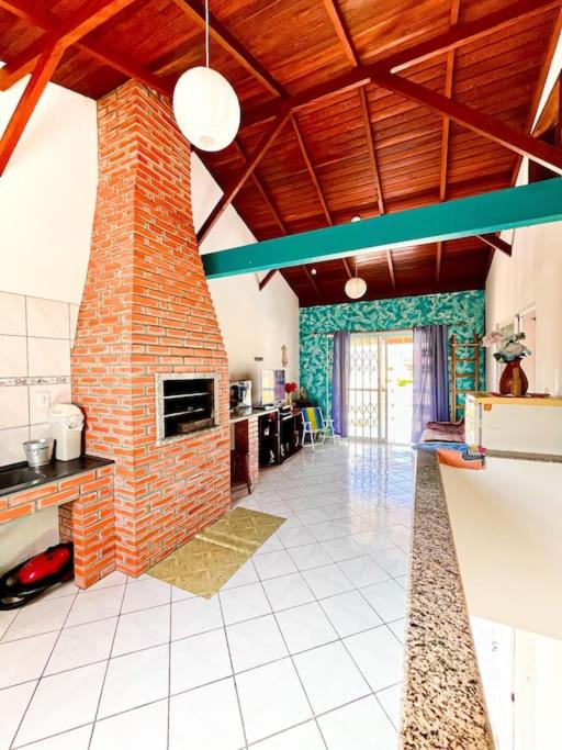 Apto familiar com piscina, ar condicionado, churrasqueira, garagem e quintal à 450m da praia
