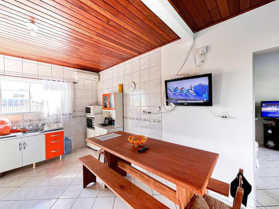 Apto familiar com piscina, ar condicionado, churrasqueira, garagem e quintal à 450m da praia