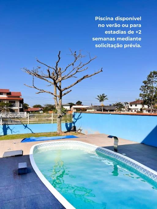 Apto familiar com piscina, ar condicionado, churrasqueira, garagem e quintal à 450m da praia