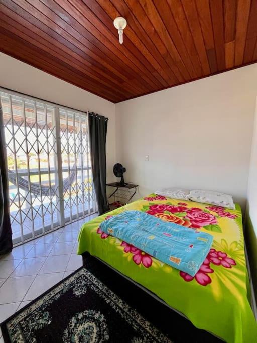 Apto familiar com piscina, ar condicionado, churrasqueira, garagem e quintal à 450m da praia