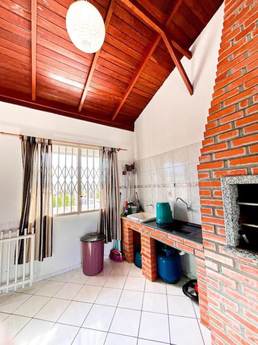 Apto familiar com piscina, ar condicionado, churrasqueira, garagem e quintal à 450m da praia