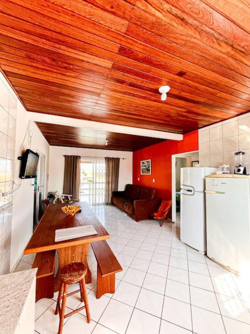 Apto familiar com piscina, ar condicionado, churrasqueira, garagem e quintal à 450m da praia