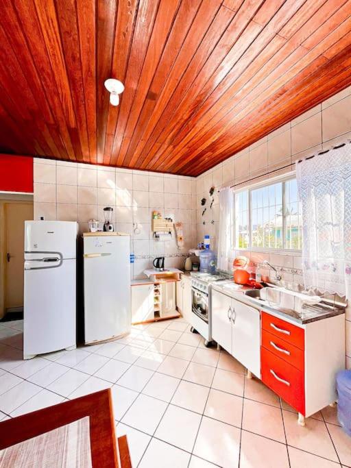 Apto familiar com piscina, ar condicionado, churrasqueira, garagem e quintal à 450m da praia