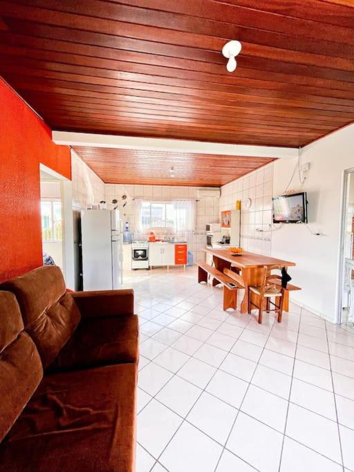 Apto familiar com piscina, ar condicionado, churrasqueira, garagem e quintal à 450m da praia