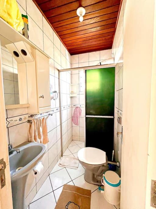 Apto familiar com piscina, ar condicionado, churrasqueira, garagem e quintal à 450m da praia