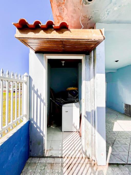 Apto familiar com piscina, ar condicionado, churrasqueira, garagem e quintal à 450m da praia