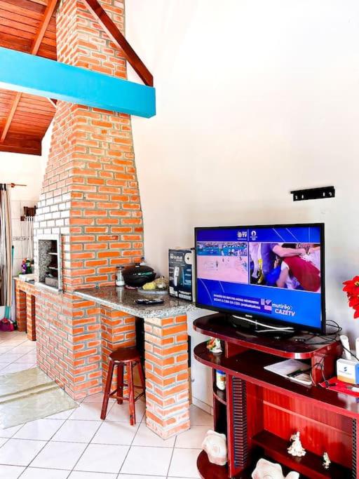 Apto familiar com piscina, ar condicionado, churrasqueira, garagem e quintal à 450m da praia