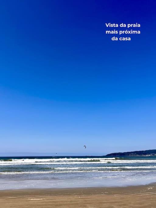 Apto familiar com piscina, ar condicionado, churrasqueira, garagem e quintal à 450m da praia