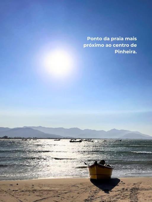 Apto familiar com piscina, ar condicionado, churrasqueira, garagem e quintal à 450m da praia