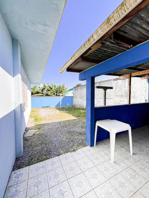 Apto familiar com piscina, ar condicionado, churrasqueira, garagem e quintal à 450m da praia