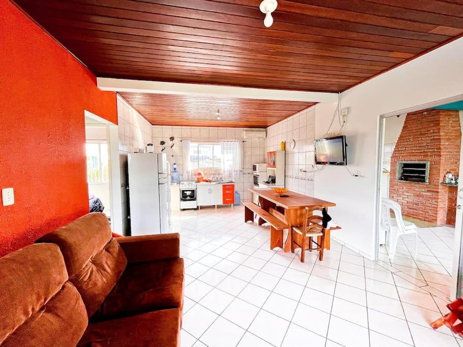 Apto familiar com piscina, ar condicionado, churrasqueira, garagem e quintal à 450m da praia
