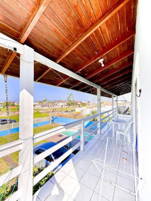 Apto familiar com piscina, ar condicionado, churrasqueira, garagem e quintal à 450m da praia