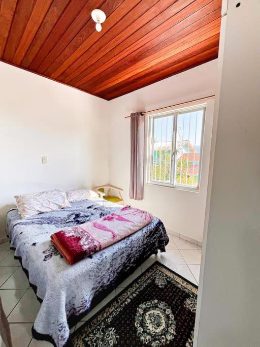 Apto familiar com piscina, ar condicionado, churrasqueira, garagem e quintal à 450m da praia
