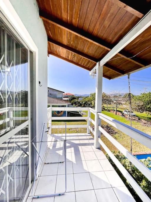 Apto familiar com piscina, ar condicionado, churrasqueira, garagem e quintal à 450m da praia