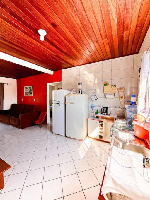 Apto familiar com piscina, ar condicionado, churrasqueira, garagem e quintal à 450m da praia