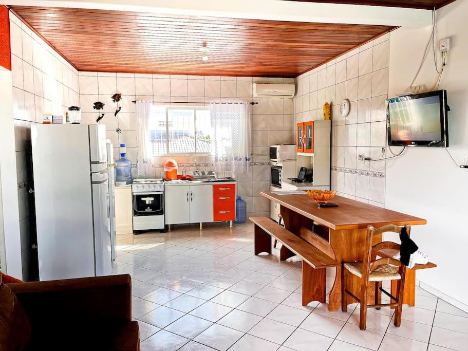 Apto familiar com piscina, ar condicionado, churrasqueira, garagem e quintal à 450m da praia