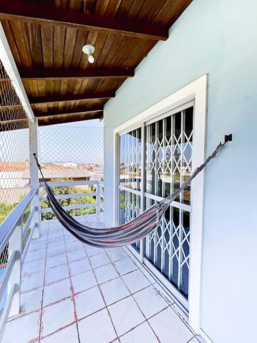 Apto familiar com piscina, ar condicionado, churrasqueira, garagem e quintal à 450m da praia