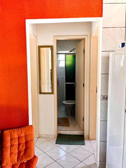Apto familiar com piscina, ar condicionado, churrasqueira, garagem e quintal à 450m da praia