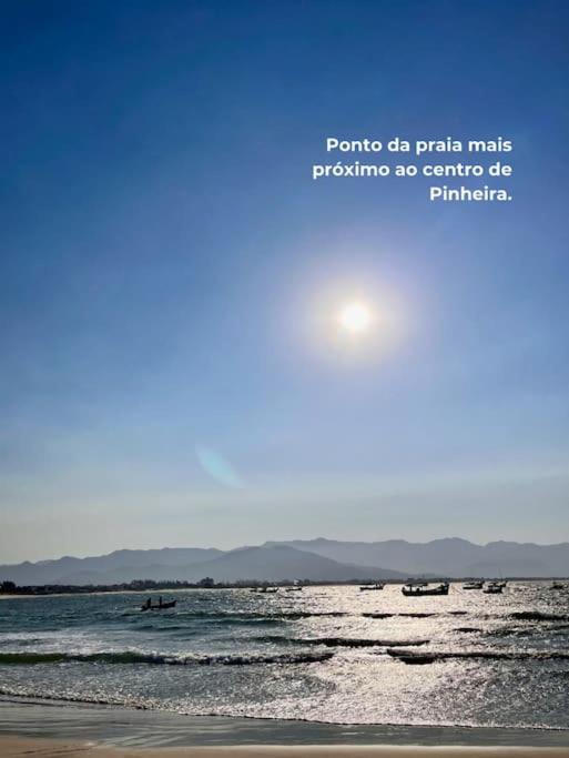 Apto familiar com piscina, ar condicionado, churrasqueira, garagem e quintal à 450m da praia
