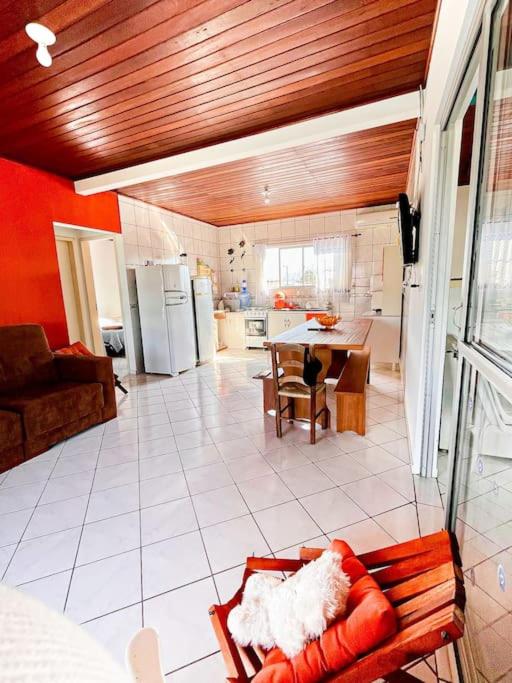 Apto familiar com piscina, ar condicionado, churrasqueira, garagem e quintal à 450m da praia