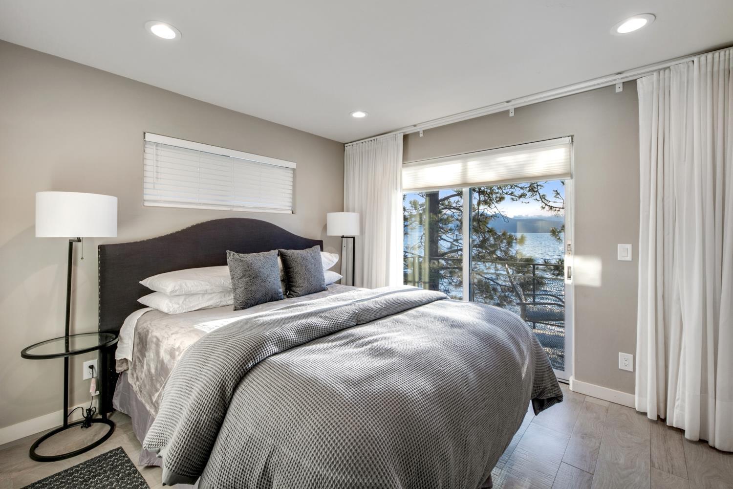 Lx 96 Tahoe lakefront Home of the Stars - Property Image 1
